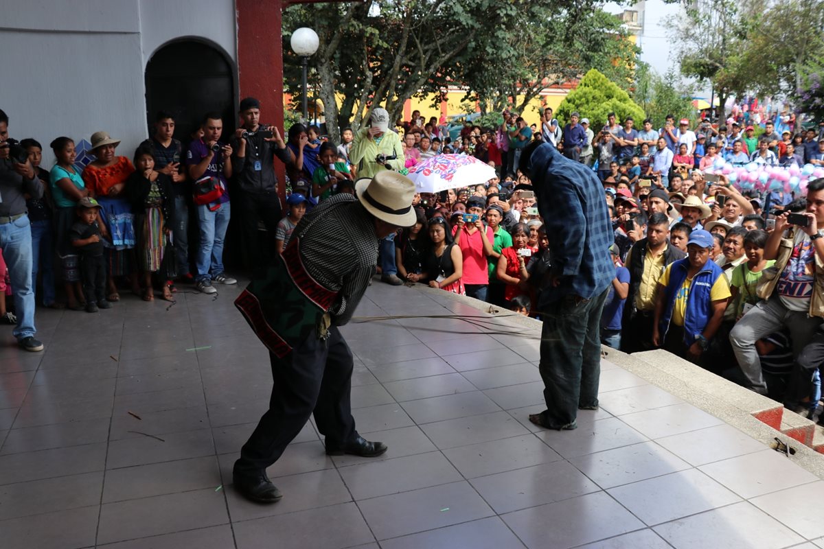 Samuel Osorio recibió 13 azotes, en la plaza central de Santa Cruz del Quiché (Foto Prensa Libre: Héctor Cordero)