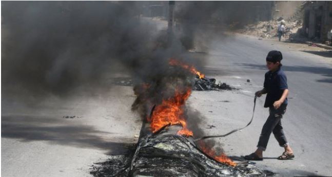 Quemar ruedas es la forma en la que los niños de los rebeldes contribuyen a la defensa de la ciudad. REUTERS
