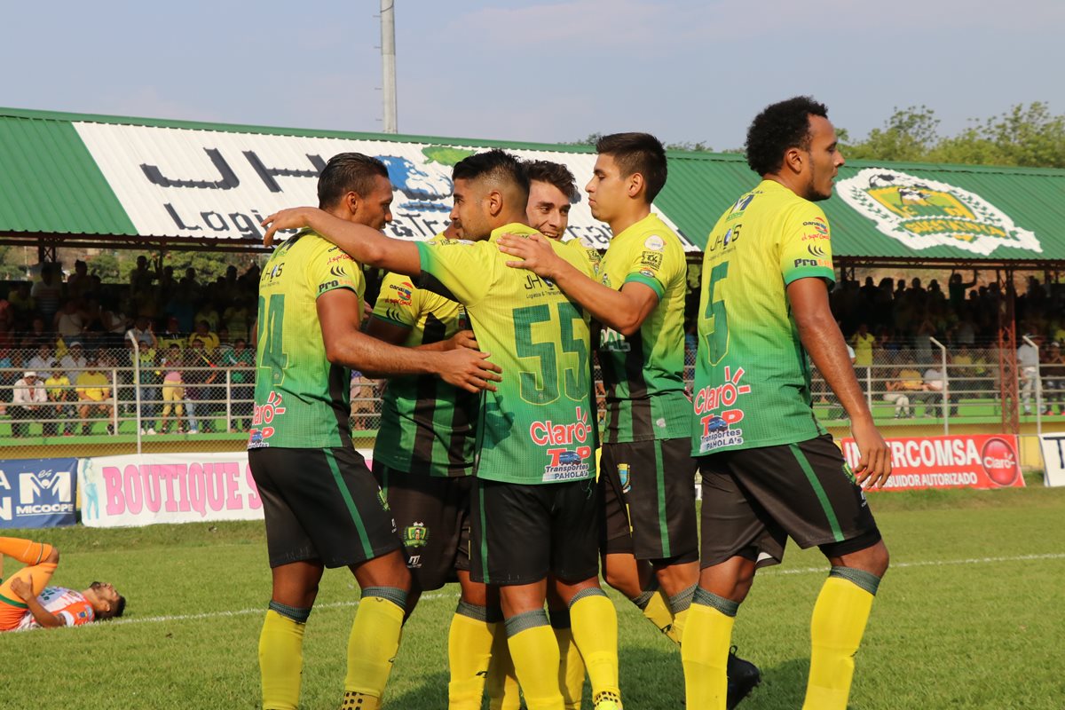 Los jugadores de Guastatoya festejan la primera anotación de Ángel Rodríguez. (Foto Prensa Libre: Hugo Oliva)