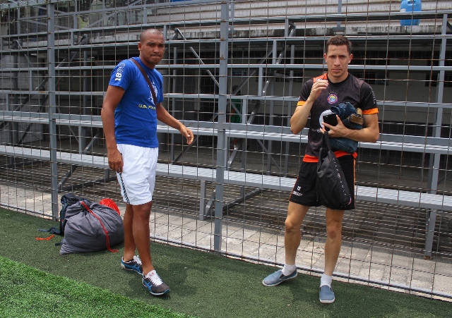 Juliano Rangel, de azul, trabajó hoy con Xelajú ya que jugará el sábado contra los cremas antes de dejar al equipo. (Foto Prensa Libre: Carlos Ventura)