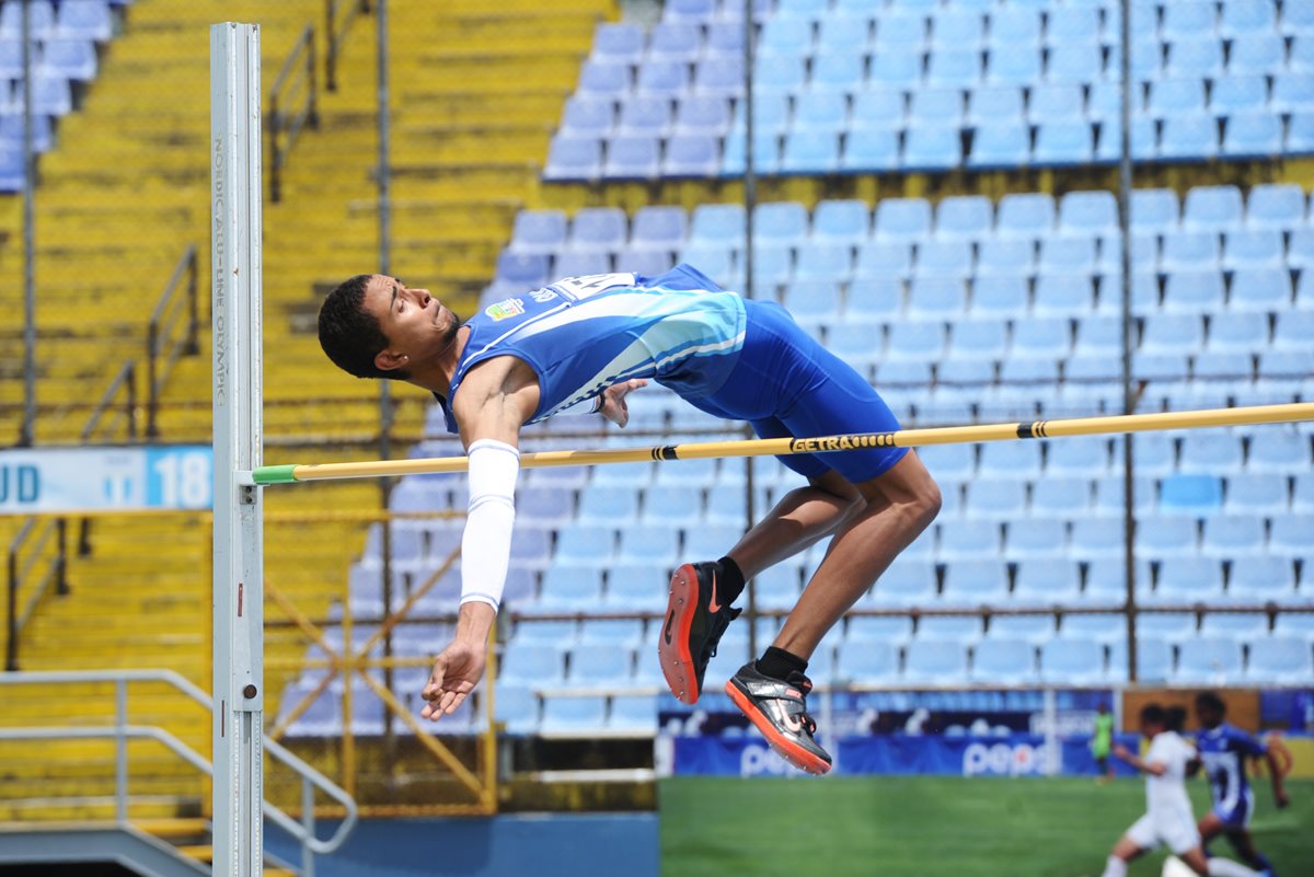 Ken Franzua supera el salto de 1.90 este sábado en el estadio Doroteo Guamuch Flores. (Foto Prensa Libre: Francisco Sánchez)