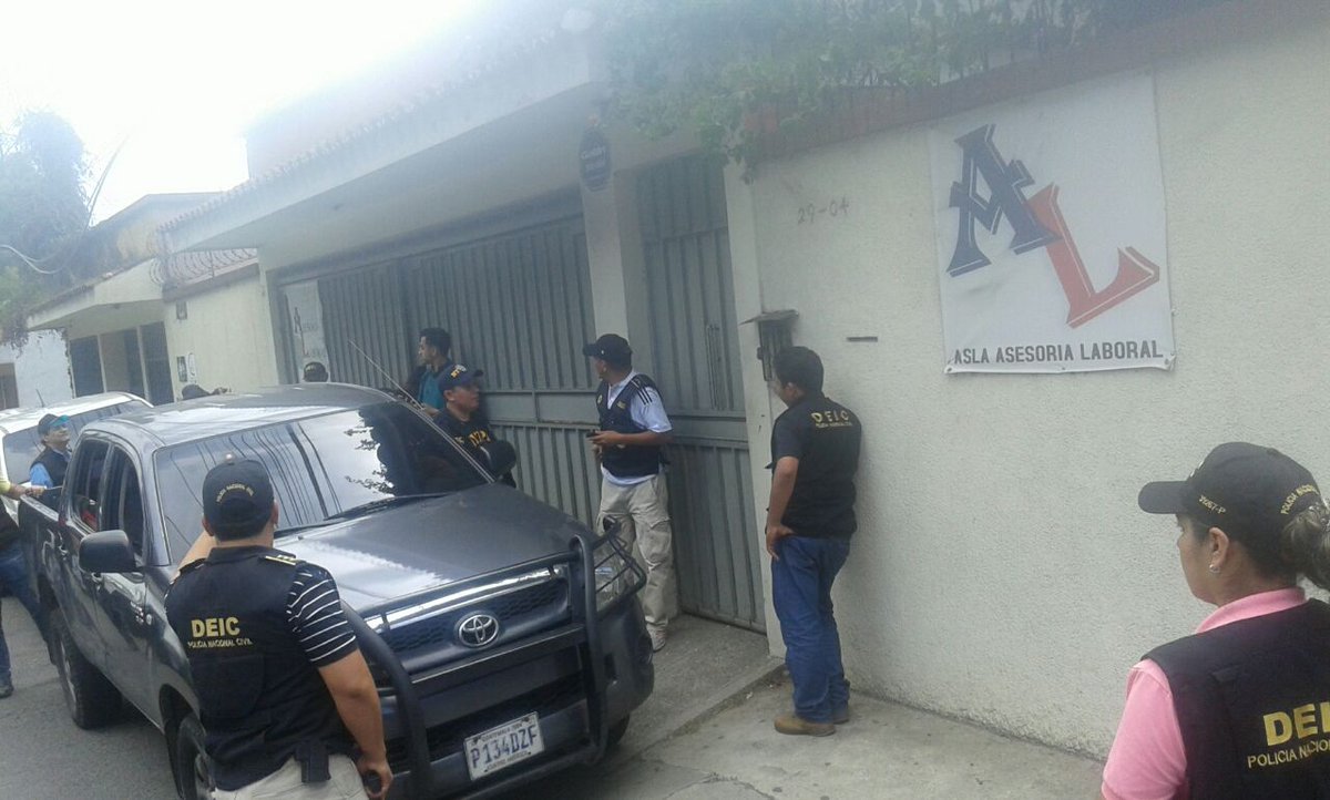 Vivienda allanada, en la zona 11 de la capital, es rodeada por agentes policiales. (Foto Prensa Libre: MP)