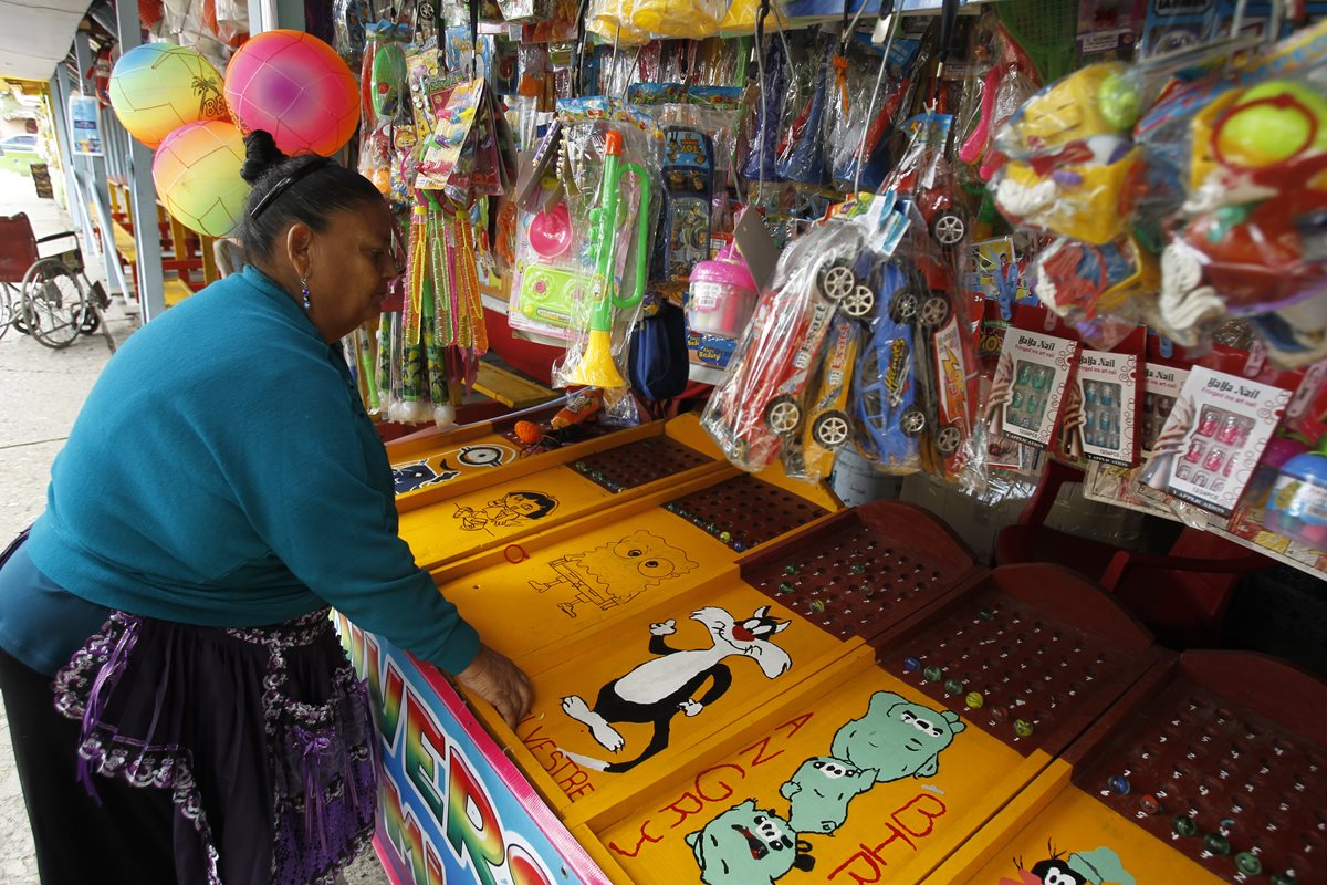 Depende los metros cuadrados que ocupe el negocio, los comerciantes deben pagar entre Q1 mil y Q7 mil a las municipalidades por el permiso para instalar la venta. (Foto Prensa Libre: Paulo Raquec)