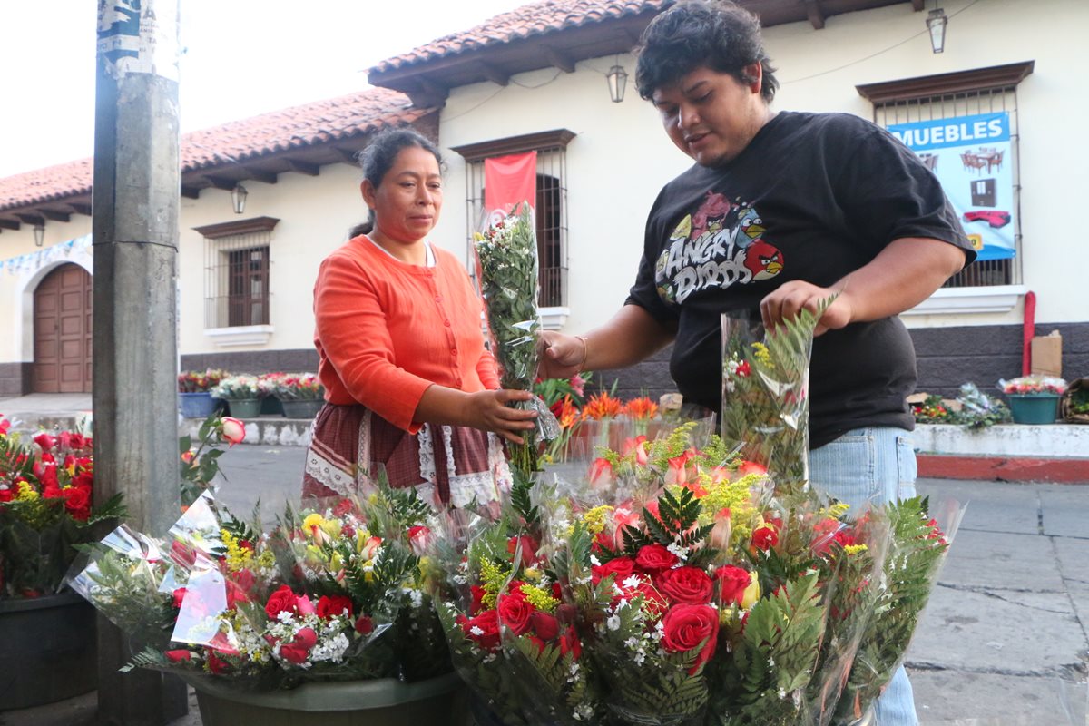Vecino compra flores para regalar en este Día de la Amistad. (Foto Prensa Libre: Rolando Miranda).