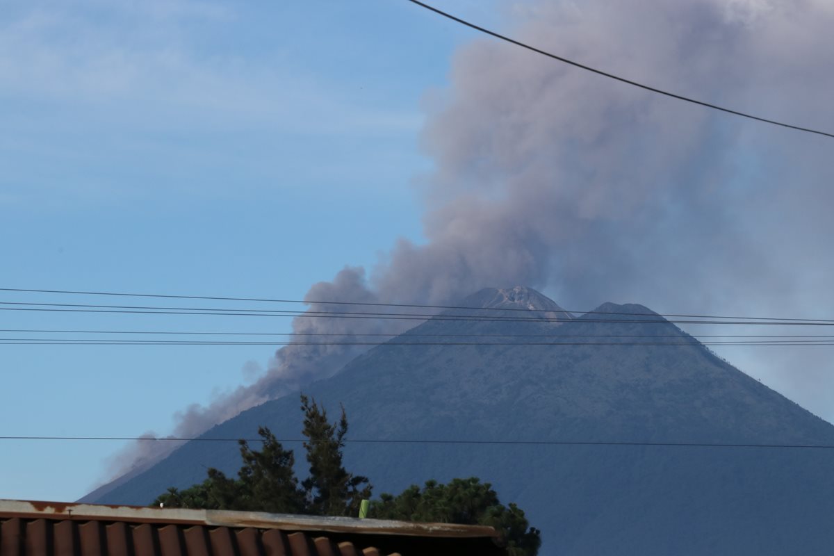 El Volcán de Fuego continúa en erupción y lanza ceniza sobre poblados de San Pedro Yepocapa, Chimaltenango. (Foto Prensa Libre: Víctor Chamalé)