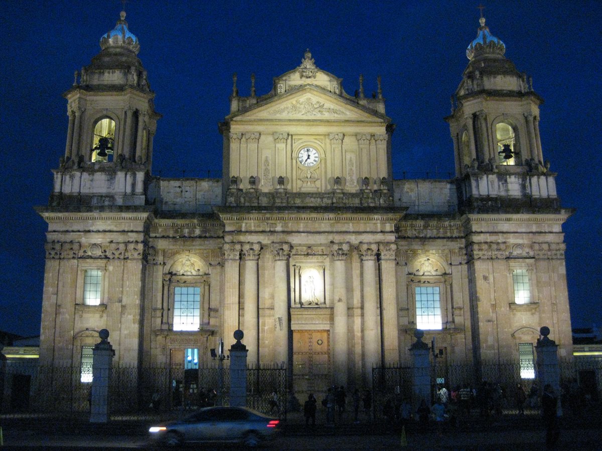 Catedral Metropolitana es iluminada por EEGSA