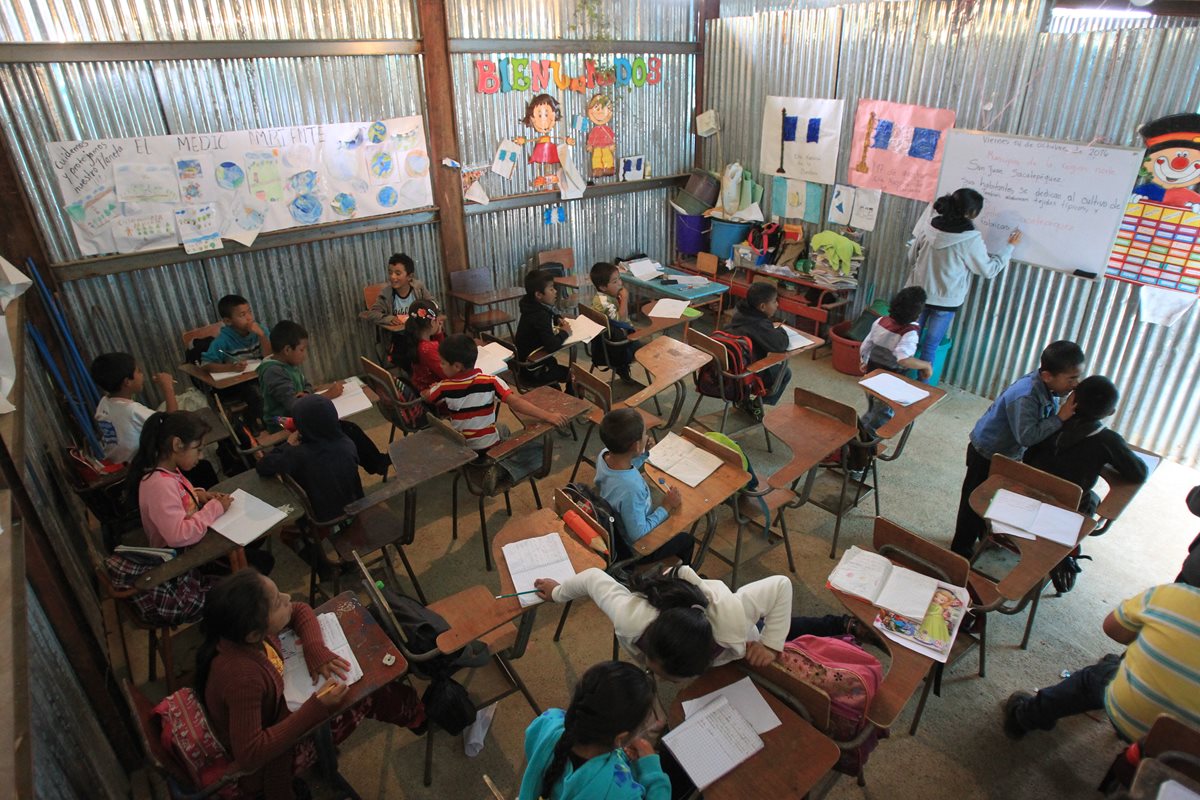 Niños de la Escuela Oficial Rural Mixta Número 779, Plan Grande, Palencia, estudian en aulas construidas con láminas. Piden que se mejoren las instalaciones y haya más pizarrones. (Foto Prensa Libre: Esbin García)