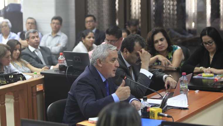 Otto Pérez declara ante el juez Miguel Ángel Gálvez. Omar Franco -atrás, de camisa gris- escucha la intervención. (Foto: Carlos Hernández)