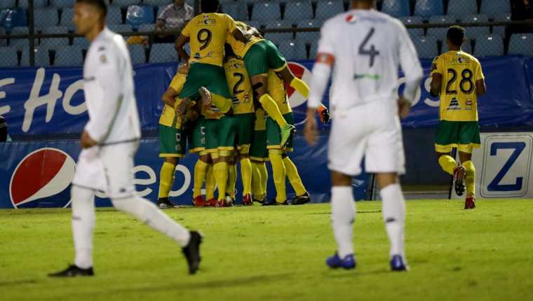 Los jugadores de Guastatoya festejan en condición de visita, contra Comunicaciones. (Foto Prensa Libre: Carlos Vicente)
