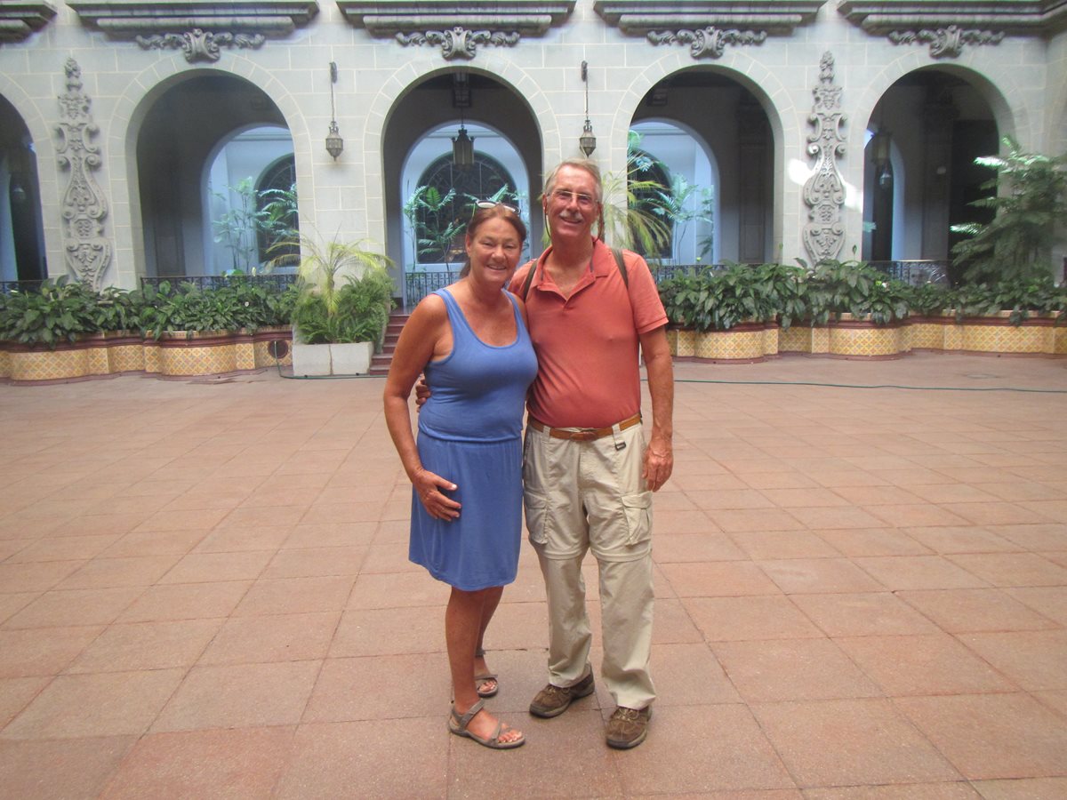 Peter Benziger junto a su esposa Margie en el Palacio Nacional de la Cultura. (Foto Prensa Libre: Peter Benziger)