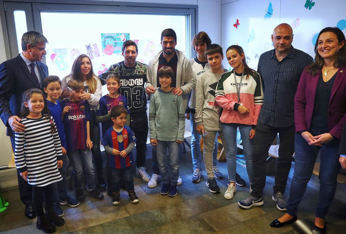 Messi y Suárez posan con los pequeños del hospital Sant Pau en Barcelona. (Foto Prensa Libre: AFP).