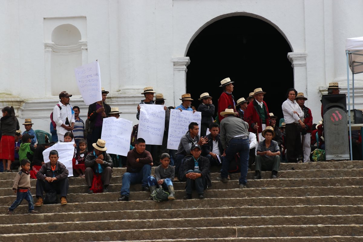 Algunos de los pobladores que participaron en la asamblea en Chajul. (Foto Prensa Libre: Héctor Cordero).