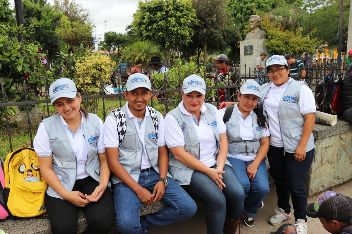 Un grupo de jóvenes que participará en el ceso cartográfico, en el parque central de Santa Cruz del Quiché. (Foto Prensa Libre: Héctor Cordero)