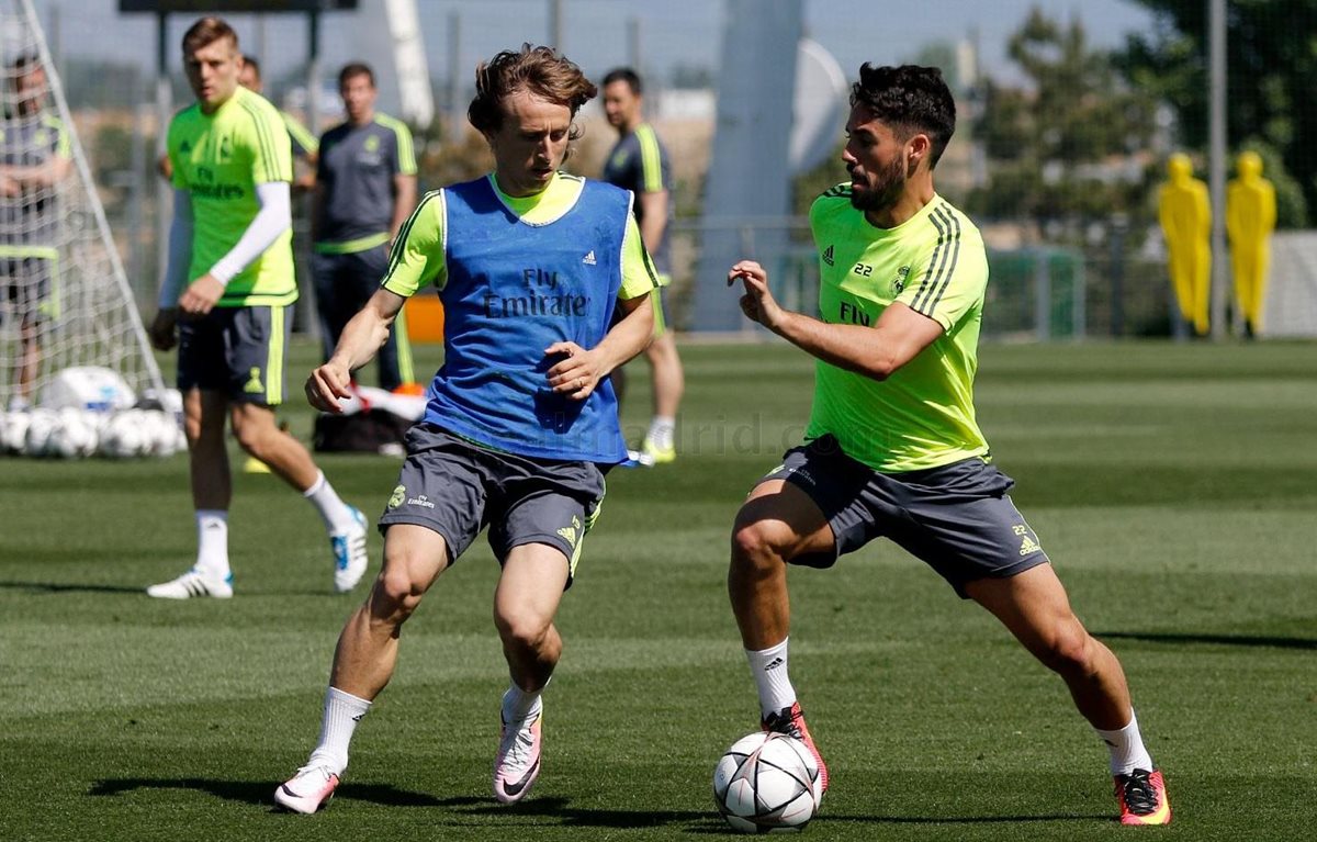 Los volantes Luka Modric e Isco Alarcón pelean la pelota en el entrenamiento del Real Madrid de este viernes. (Foto Prensa Libre: Real Madrid)