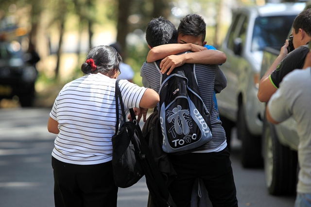 Niños se abrazan al salir del Hogar Seguro luego de incendió que mató a 19 niñas. (Foto Prensa Libre: Hemeroteca PL)