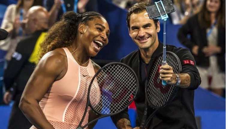 Williams y Federer se toman la foto del recuerdo en un épico juego. (Foto Prensa Libre: AFP)
