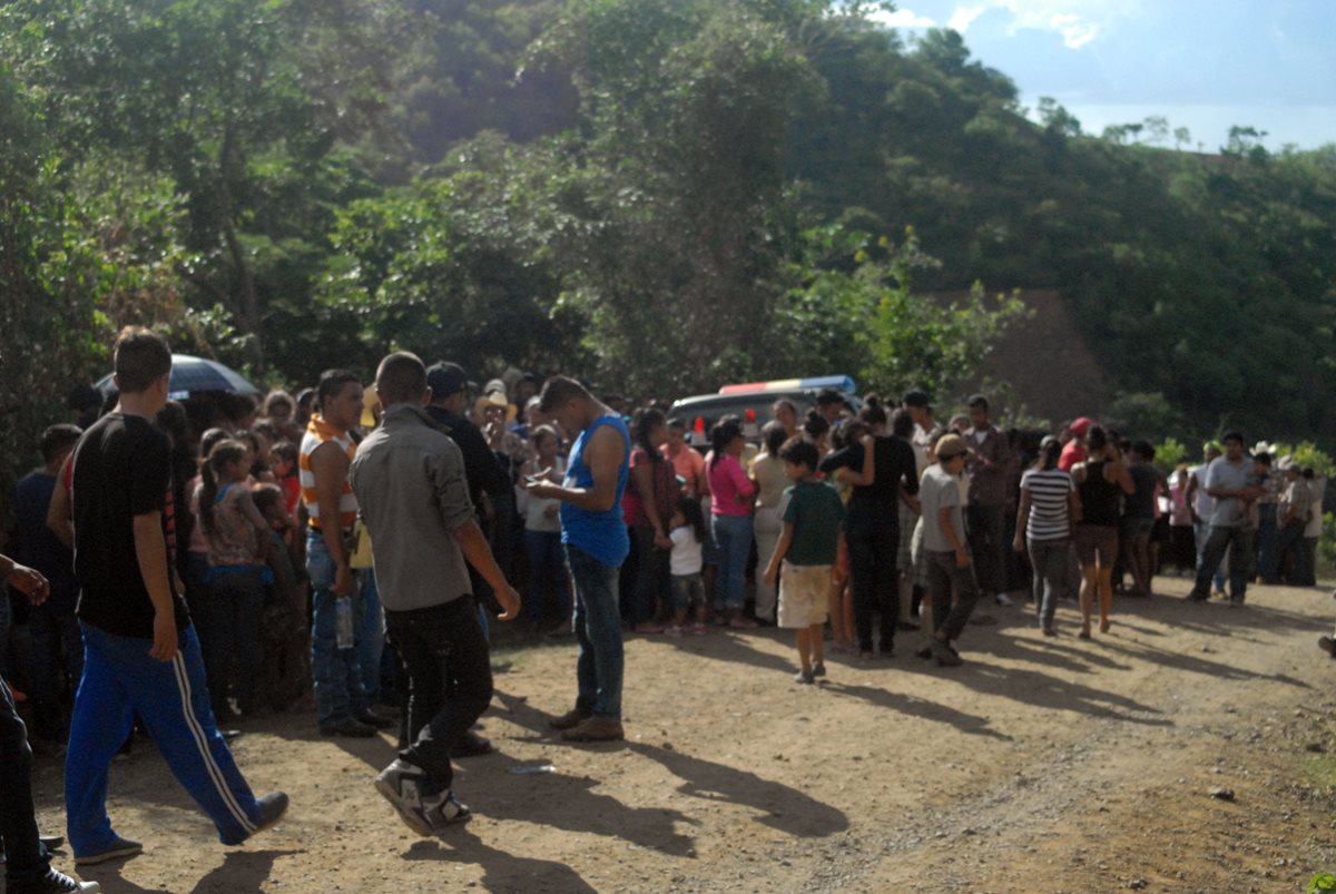 Vecinos de Sansare, El Progreso, rodean el lugar donde fue hallado el cuerpo de un joven estudiante. (Foto Prensa Libre: Hugo Oliva)