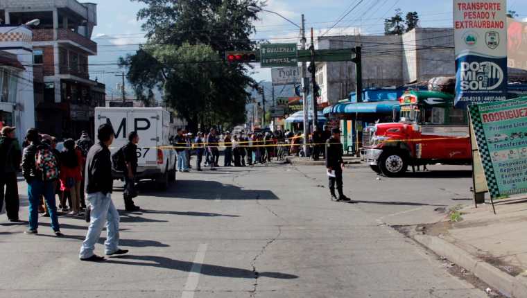 Autoridades resguardan el bus que fue atacado en la zona 3 de Quetzaltenango. (Foto Prensa Libre: María José Longo).