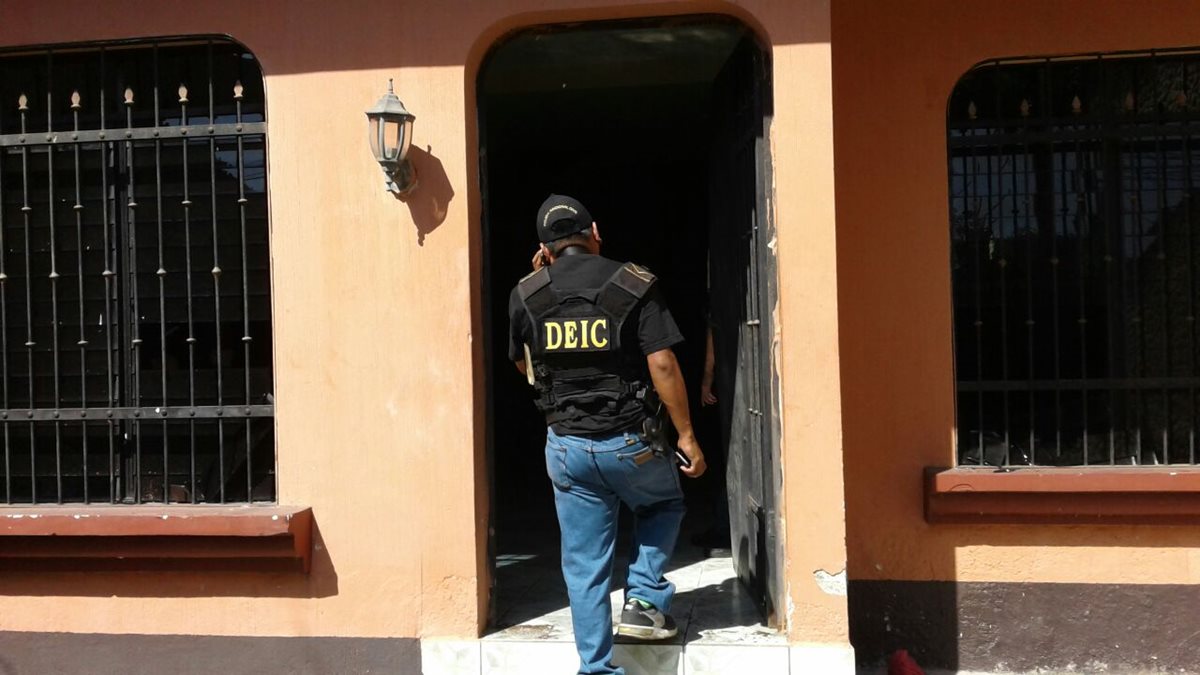 Agentes del Comando Antisecuestros de la PNC efectúan operativo para liberar a una mujer. (Foto Prensa Libre)