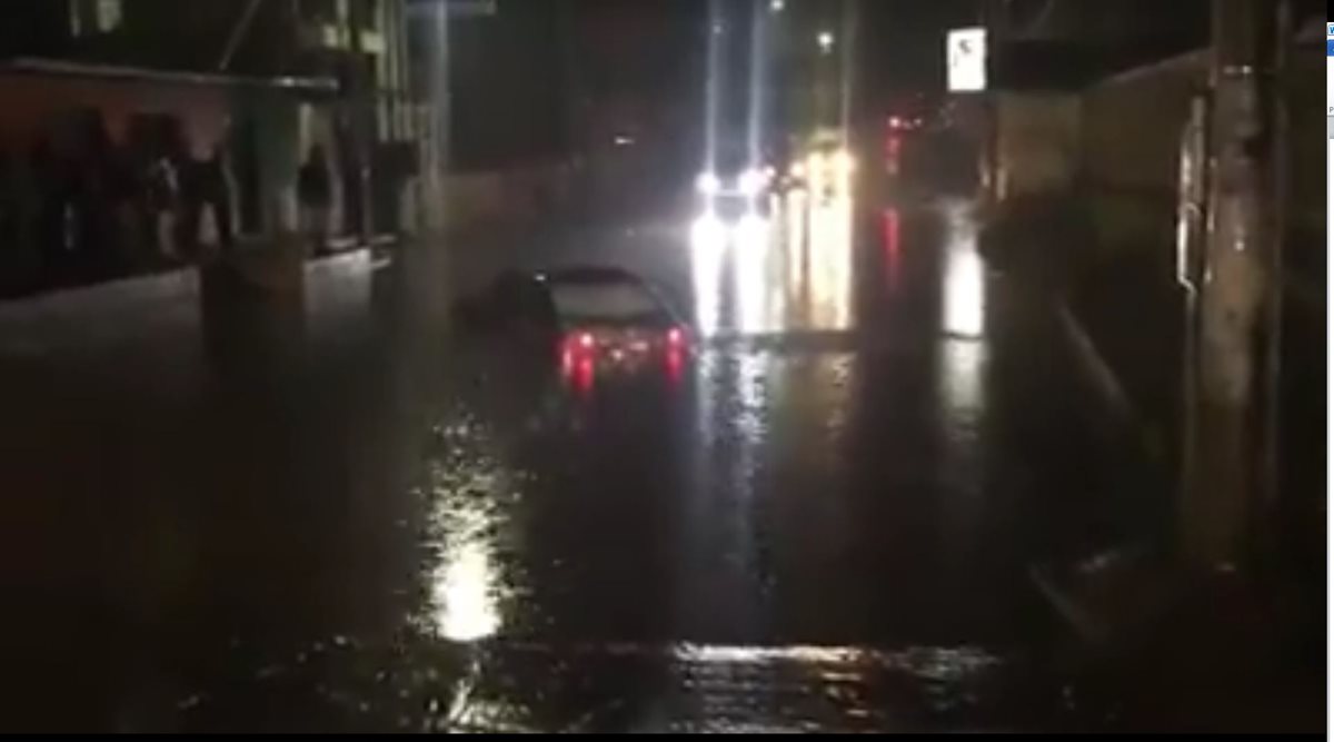 Lluvia causa inundación en Xela, donde un automovilista quedó atrapado. (Foto Prensa Libre: Facebook José Manuel Ralón)
