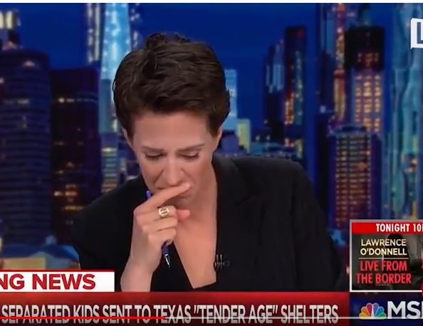 La presentadora Rachel Maddow no pudo contener las lágrimas al tratar de anunciar la noticia de la separación de niños de sus padres en la frontera. (Captura de Youtube)