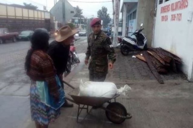 Don Pedro López, una persona de la tercera edad, llegó a la estación de Bomberos Voluntarios de Chimaltenango a dejar más de 50 libras de maíz, para apoyar a los damnificados por la erupción volcánica. (Foto: @KrenPortillo12)