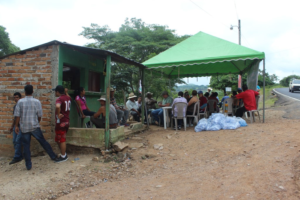 Un grupo de inconformes permanece en el ingreso a la finca en Quesada, Jutiapa. (Foto Prensa Libre: Óscar González).