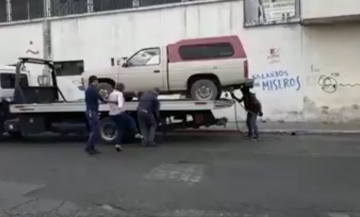 Una mujer se mostró inconforme al ver que su vehículo fue remolcado, por estar parqueado en lugar prohibido. (Foto Prensa Libre: tomada del video)