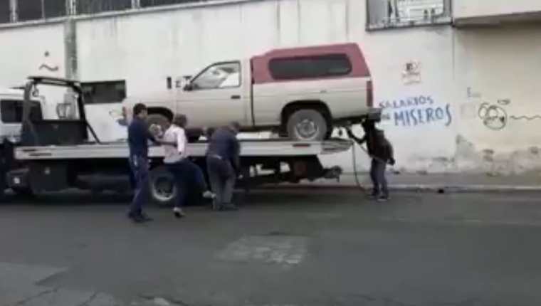 Una mujer se mostró inconforme al ver que su vehículo fue remolcado, por estar parqueado en lugar prohibido. (Foto Prensa Libre: tomada del video)