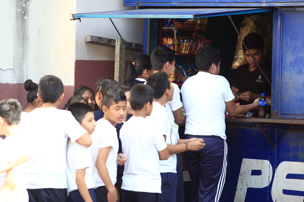 Las tiendas escolares venden  gran cantidad de golosinas y frituras y muy  pocas ofrecen opciones saludables como frutas y ensaladas. (Foto Prensa Libre: C. Hernández)