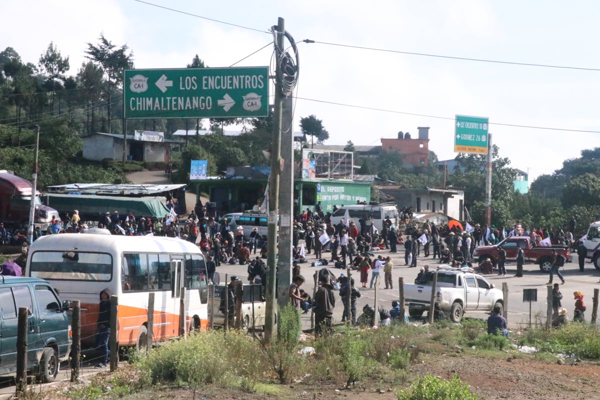 Bloqueo en aldea Los Encuentros, ruta Interamericana. (Foto Prensa Libre: Ángel Julajuj)
