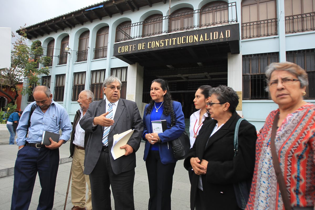 Sergio Morales, de saco gris, junto a pacientes luego de presentar el amparo ante la CC el pasado miércoles. (Foto Prensa Libre: Hemeroteca PL)