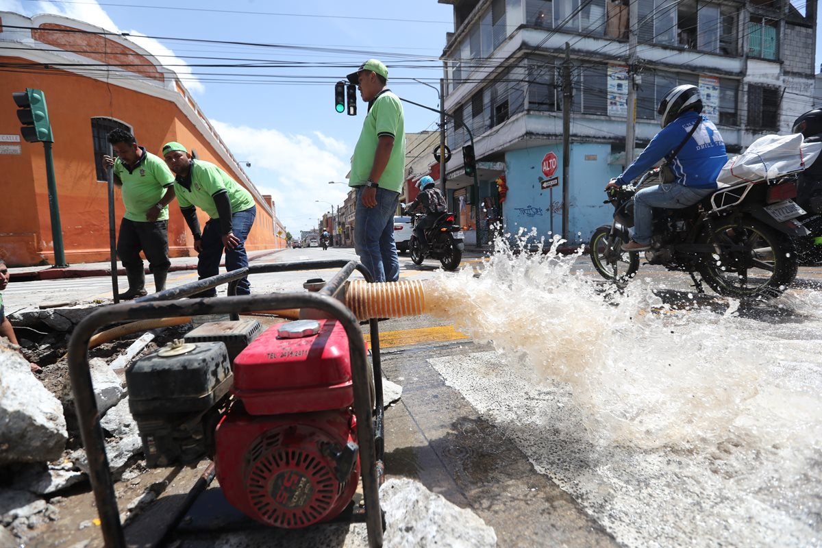 Empleados municipales trabajan en una fuga de agua, en la zona 1. En varias zonas, la escasez del líquido es recurrente. (Foto: Hemeroteca PL)