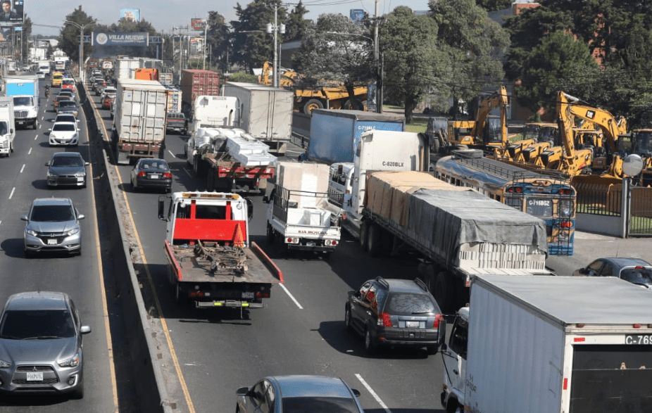 La circulación de transporte pesado estará restringido durante las fiestas de fin de año. (Foto Prensa Libre: Érick Ávila)