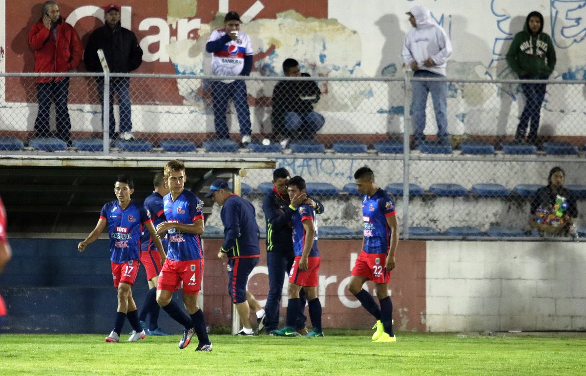 Los jugadores de Malacateco festejan el empate anotado por Jorge Sánchez en el segundo tiempo en su visita a Xelajú MC. (Foto Prensa Libre: Carlos Ventura)
