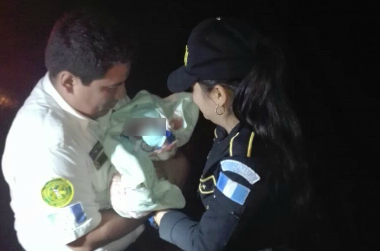 La bebé abandonada en Retalhuleu fue auxiliada por bomberos y autoridades. (Foto Prensa Libre: Cortesía PNC).