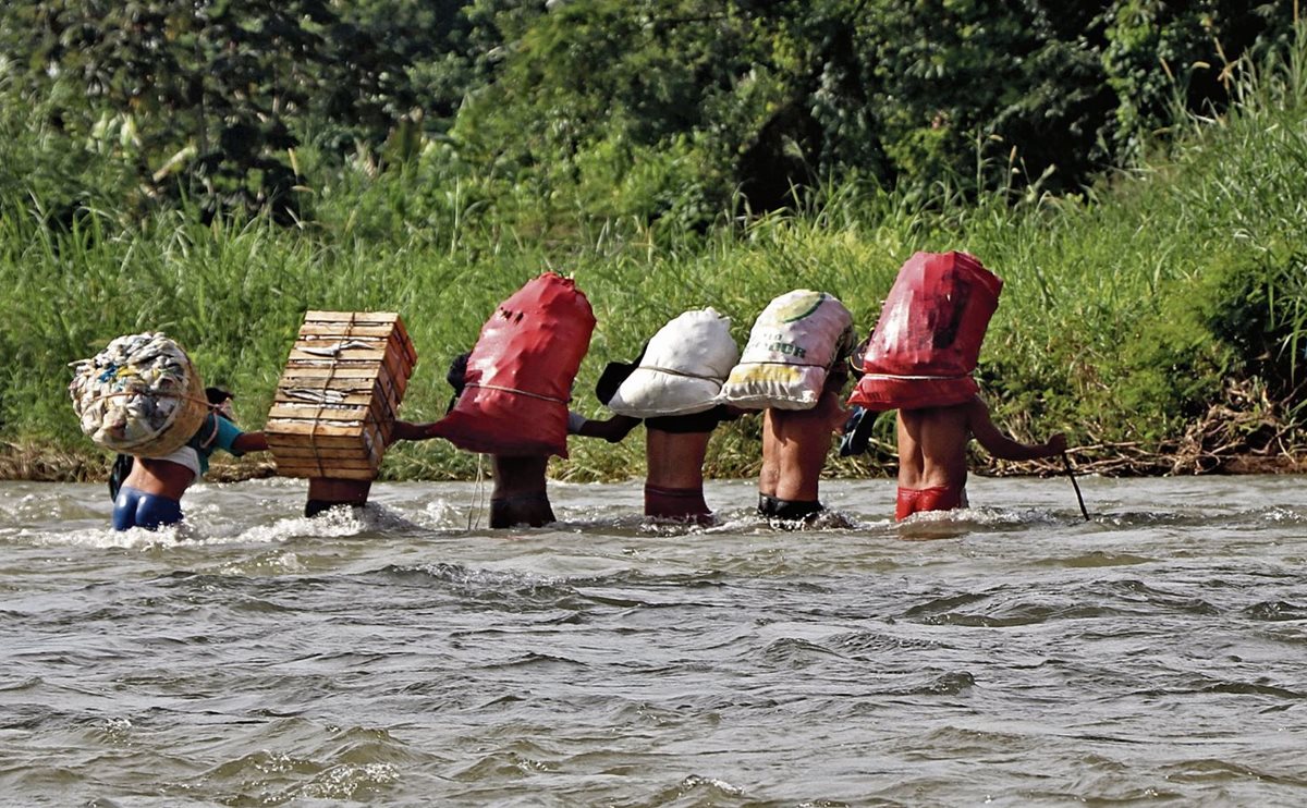 El traslado de personas y mercadería en balsas o a través de una garrucha, como muestra la imagen, es constante en el río Suchiate, en la frontera El Carmen, Malacatán, San Marcos, y en Talismán, Tapachula, Chiapas, México. (Foto Prensa Libre: Whitmer Barrera)