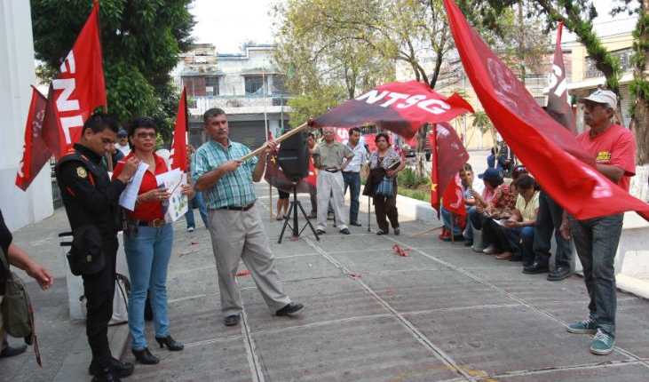En el 2013 se firmó un cuestionado pacto colectivo entre autoridades y sindicato de Salud. (Foto Prensa Libre: Hemeroteca PL)