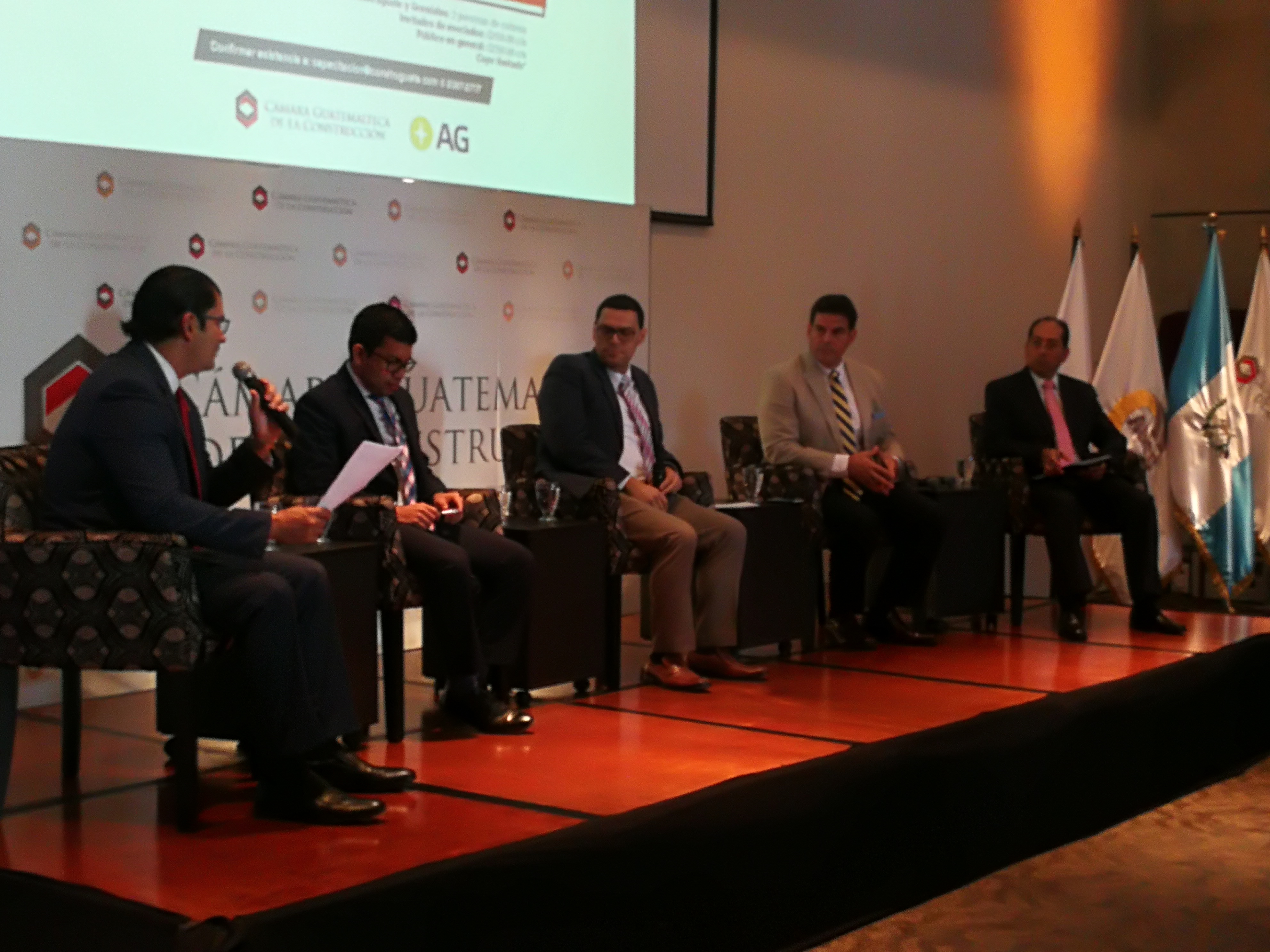 Funcionarios, analistas y empresarios, participaron en el foro Proyecciones Políticas y Económicas 2019. (Foto Prensa Libre: Urías Gamarro)