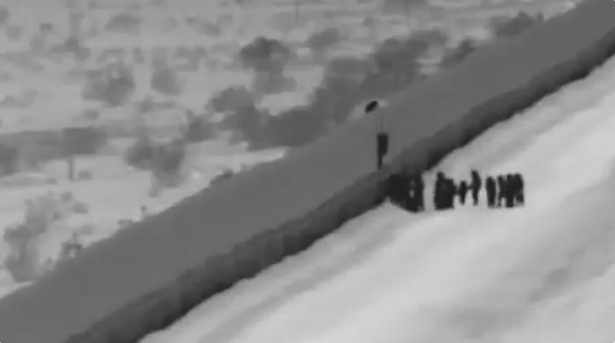 Cámaras de la Patrulla Fronteriza captaron el momento en que una niña se cae de la valla.  (Foto: CBP)
