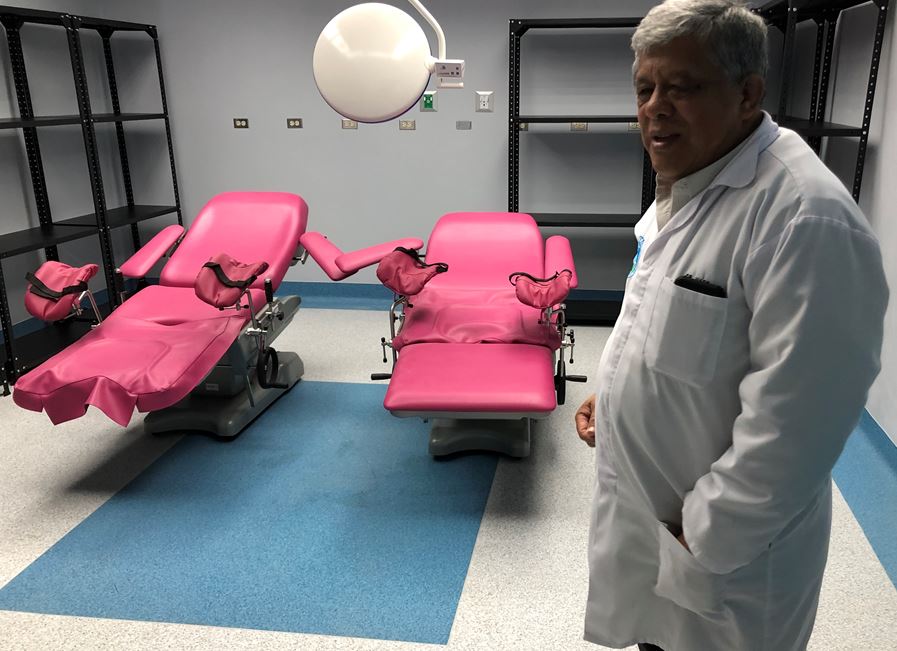 Vicente Macz, director del Hospital Regional Hellen Lossi de Laugerud, muestra una de las salas de cirugía.  (Foto Prensa Libre: Eduardo Sam Chun)