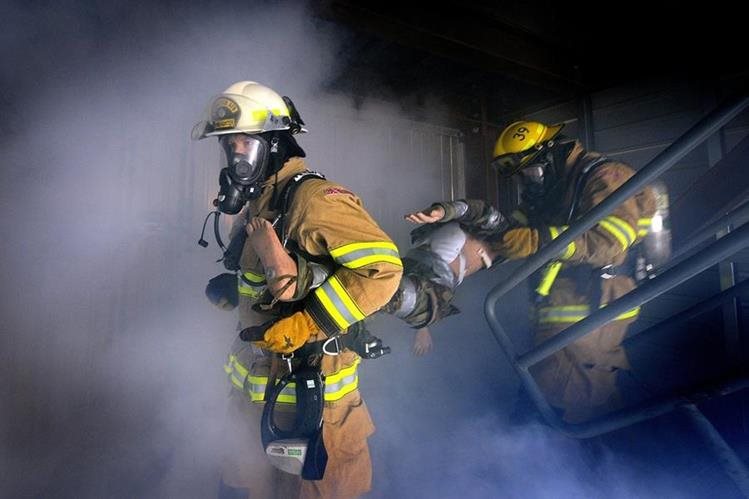 Los socorristas usan equipo especial para evitar inhalar humo mientras combaten las llamas o rescatan a las víctimas. (Foto Prensa Libre: Pixabay)