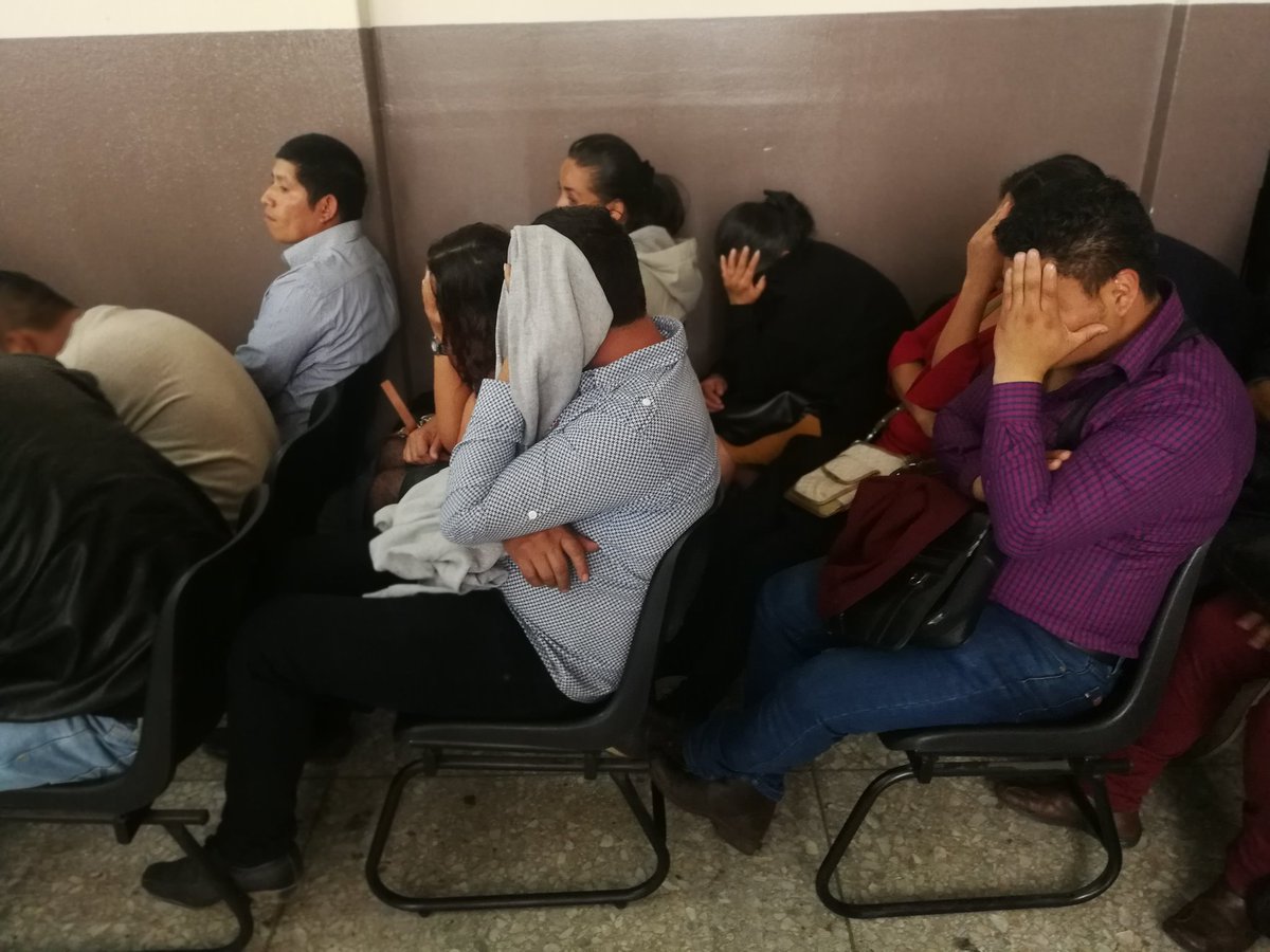 En el Tribunal Sexto Penal comparecieron 26 personas señaladas como imitadores de pandilleros. (Foto Prensa Libre: Kenneth Monzón)