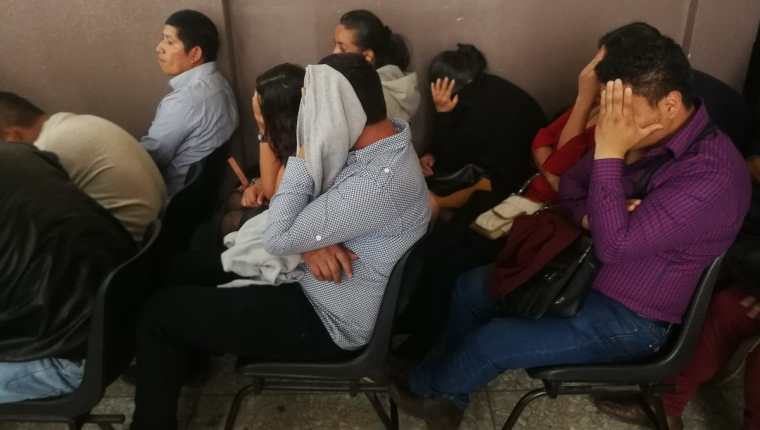En el Tribunal Sexto Penal comparecieron 26 personas señaladas como imitadores de pandilleros. (Foto Prensa Libre: Kenneth Monzón)