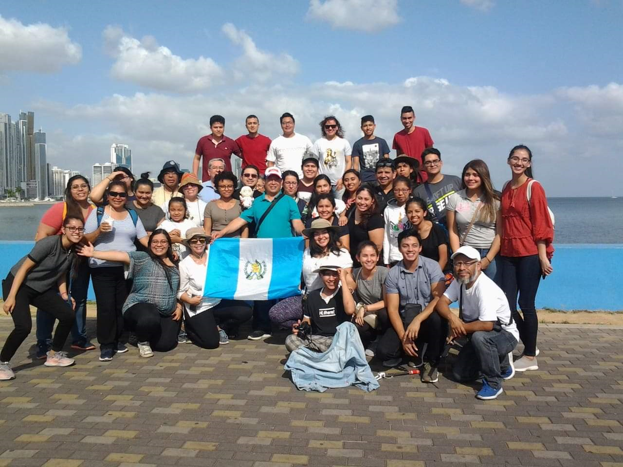 Un grupo de jóvenes guatemaltecos ya instalados en la ciudad de Panamá. (Foto: Delia Franco)