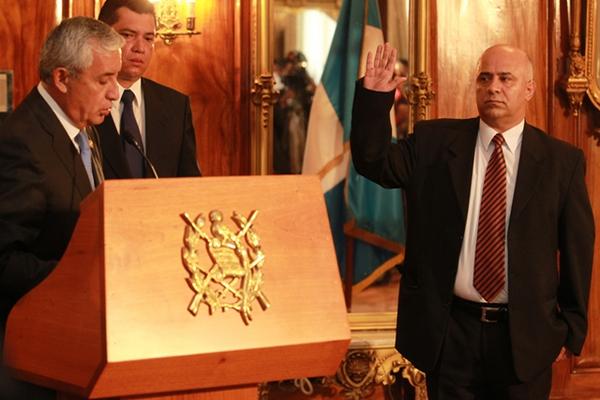 El expresidente Otto Pérez (sindicado en el caso La Línea) juramentó a Jorge Villavicencio como titular de Salud. (Foto Prensa Libre: Hemeroteca PL)