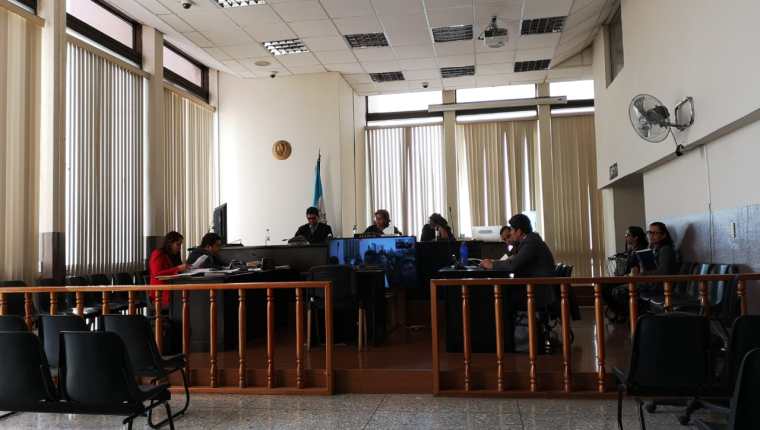 El "videojuicio" se desarrolla en el Tribunal Sexto Penal, que preside  Amparo Rivas. (Foto Prensa Libre: Kenneth Monzón)