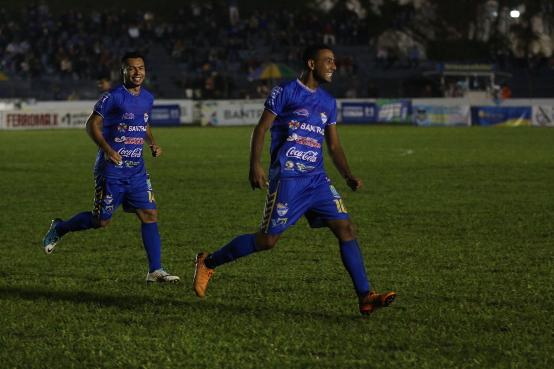Adrian Leites festeja el primer gol de Cobán en el triunfo contra Xelajú. (Foto Prensa Libre: Eduardo Sam).
