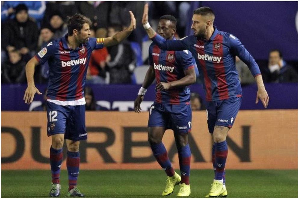 El defensa uruguayo del Levante UD, Erick Cabaco (d), celebra con el capitán Coke Andújar (i) su gol ante el FC Barcelona durante el partido de ida de octavos de final de la Copa del Rey. (Foto Prensa Libre: EFE)