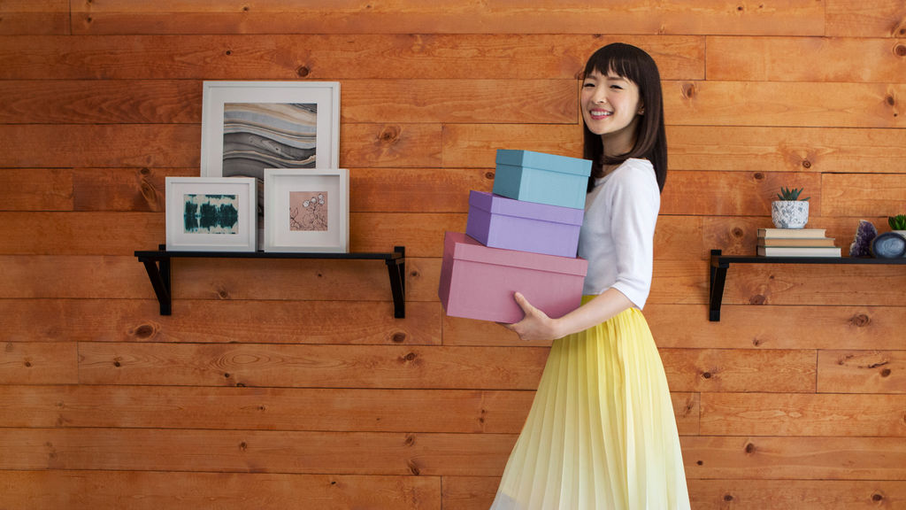 ¡A ordenar con Marie Kondo! Es una serie de transformaciones inspiradoras que ayuda a los usuarios a deshacerse de lo que sobra y elegir la felicidad. (Foto Prensa Libre: Netflix)